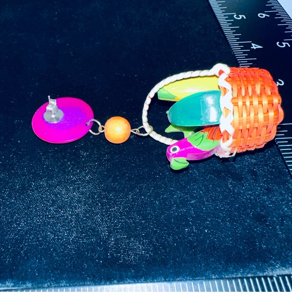 Cara Mia - vintage 90s Tropical Fruit Basket with Parrot, Post earrings - Picture 5 of 7
